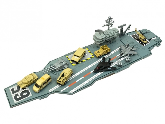 Groot militair vliegdekschip met vliegtuigen en voertuigen