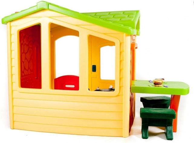 Patio met tafel en krukjes