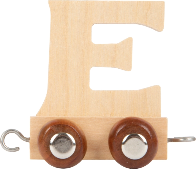 Houten wagon met de letter E voor de treinbaan