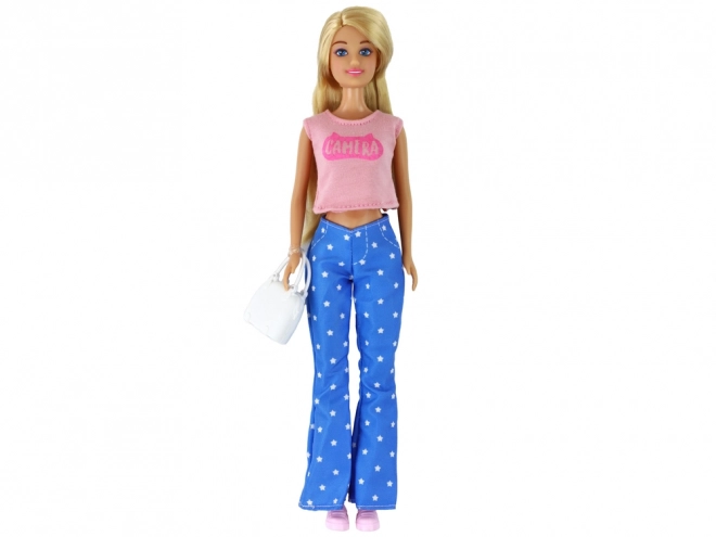 Pop Anlily met lange blonde haren, handtas en bril