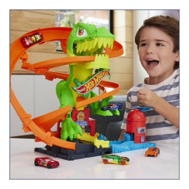 T-rex valt het brandweerstation aan uit Hot Wheels City