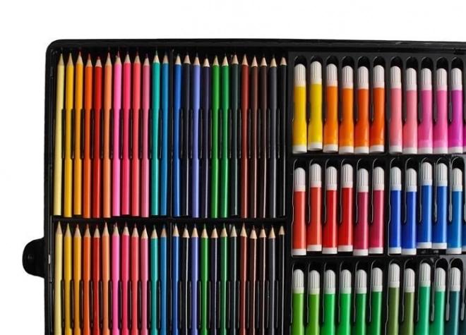 Grote set voor schilderen en tekenen in een koffer