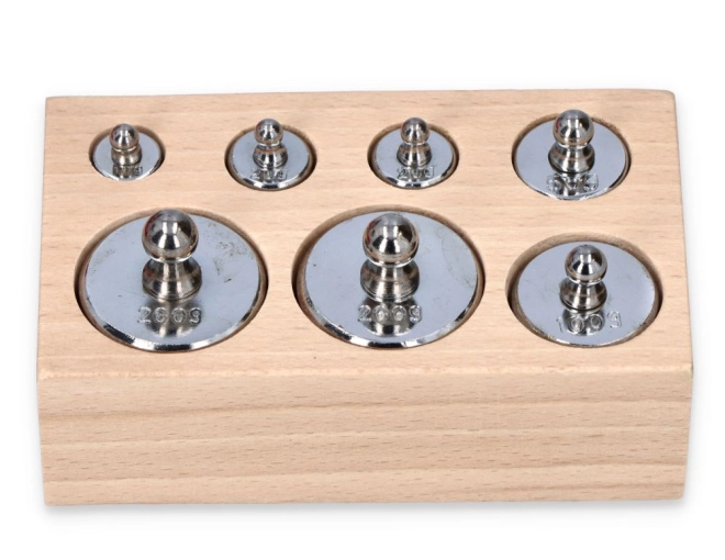 Set van zeven metalen gewichten