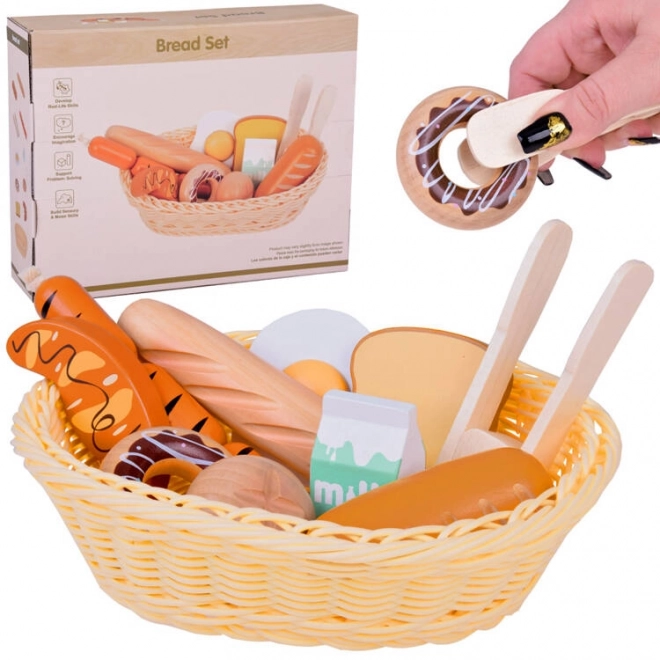 Houten mand vol met speeltaartjes