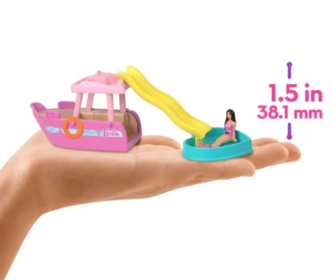 Mini BarbieLand-set met Barbie-figuur en voertuig