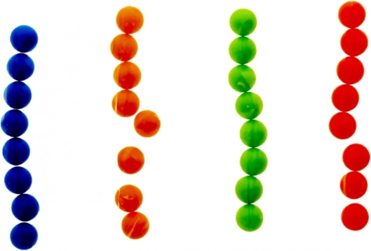 Training van fijne motoriek met gekleurde balletjes