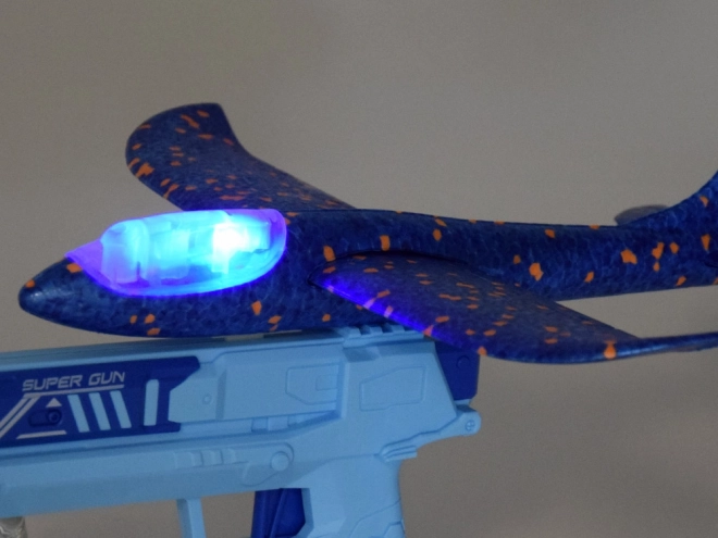 Schuimvliegtuig met LED-licht afgeschoten uit pistool