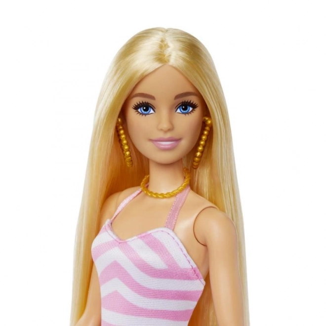 Barbie op het strand met zomerse accessoires
