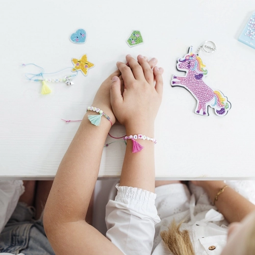 Stijlvolle armbandjes met kralen en kwastjes
