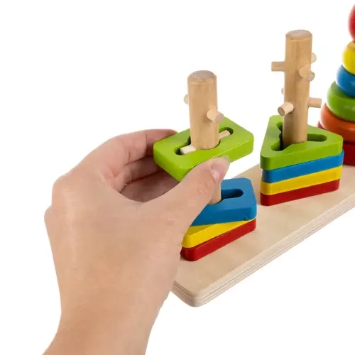 Houten kleurrijke piramide met vormen