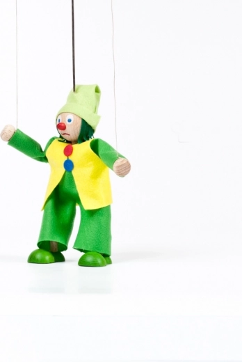 Handgemaakte marionet uit een sociale werkplaats