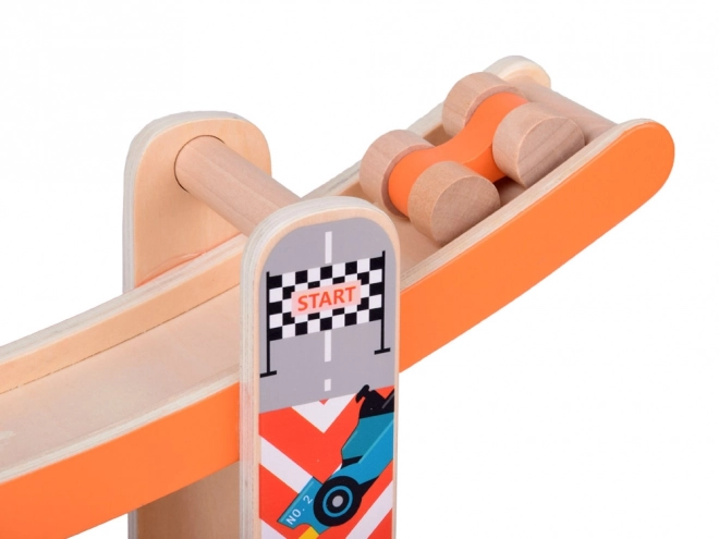 Houten autoracebaan met glijbaan