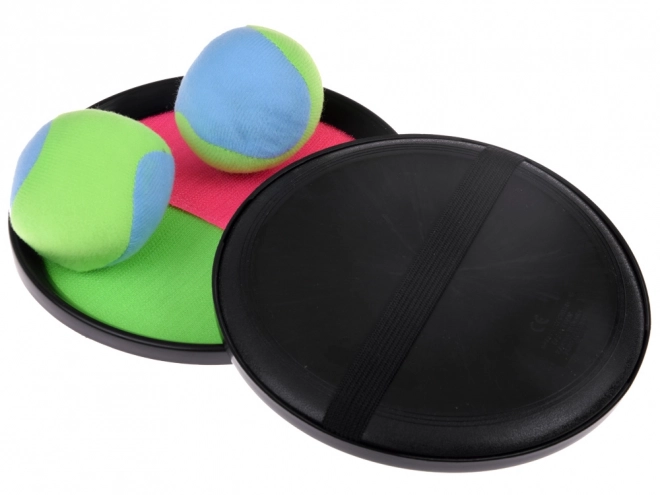 Spel met vangststokken en klittenbandballen