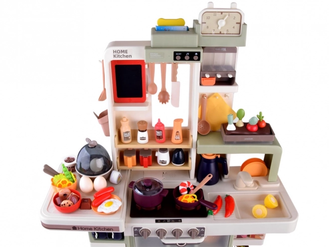 Realistische grote keuken met stoom, geluid en licht
