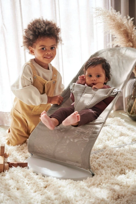 BABYBJORN - Wipstoeltje BLISS MESH - Parelroze – Grijs beige