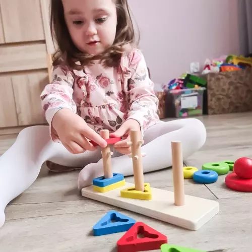 Houten kleurrijke piramide met vormen