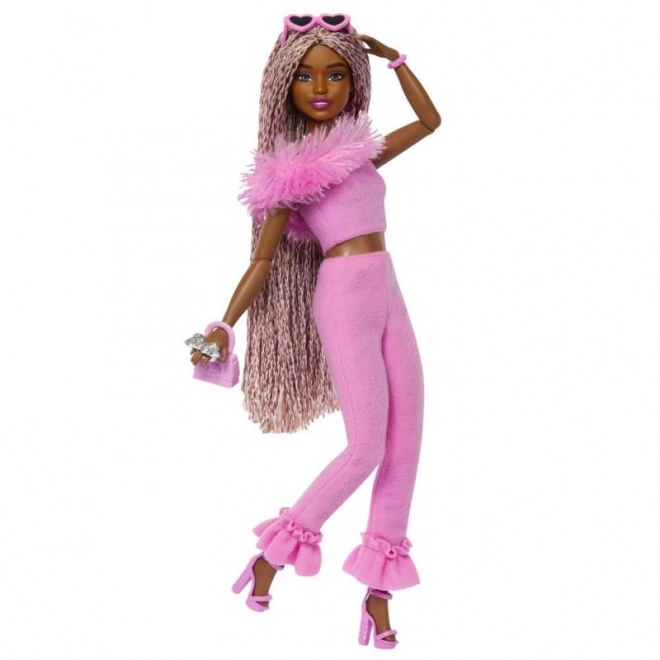 Barbie model in broekpak