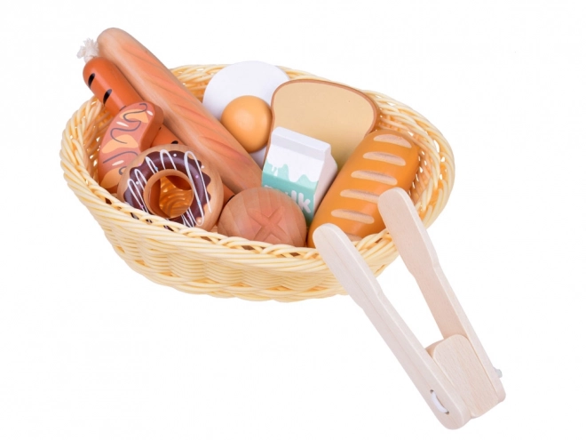 Houten mand vol met speeltaartjes