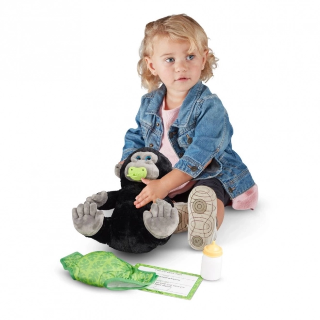 Voeding van een pluchen gorilla baby