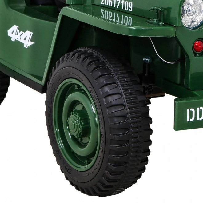 Retro groen militair voertuig voor kinderen + aandrijving 4x4 + afstandsbediening + 2 bagagedragers + langzame start + MP3 LED