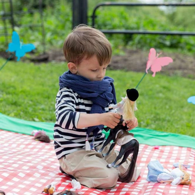 Lottie pop in rijstoutfit met paard