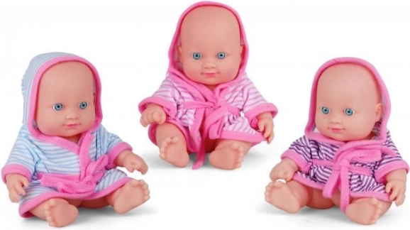 Schattige baby in gekleurde badjas