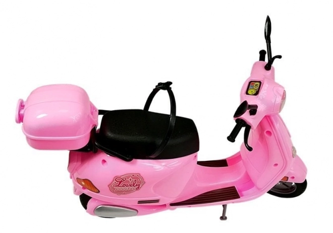 Pop op een roze scooter met helm, lang haar