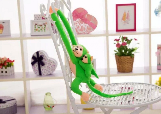 Pluchen aap met groene jong