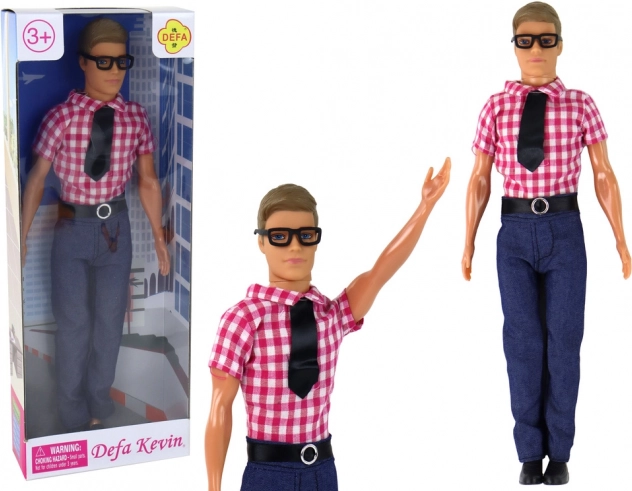 Pop Kevin in een elegante outfit met rood overhemd