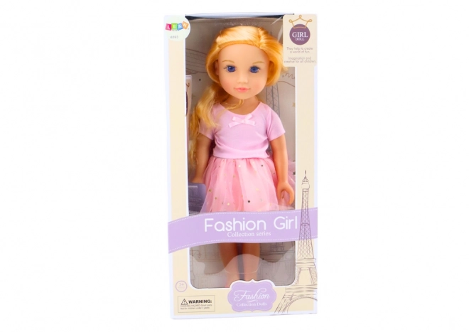 Pop in roze jurk met tule rok en blond haar