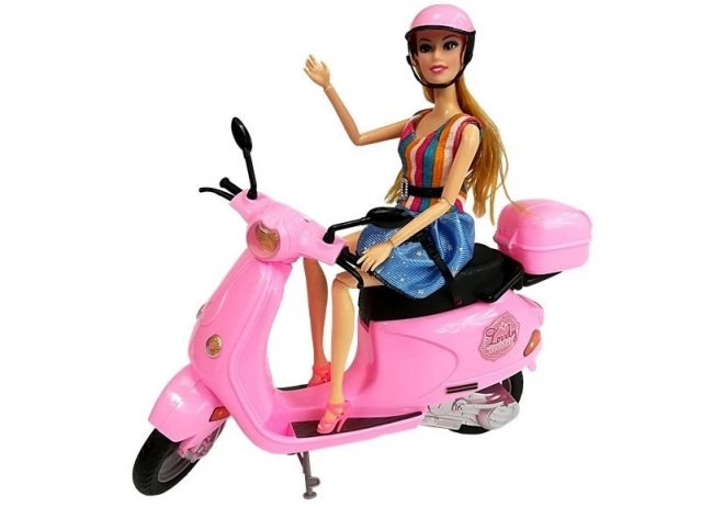 Pop op een roze scooter met helm, lang haar