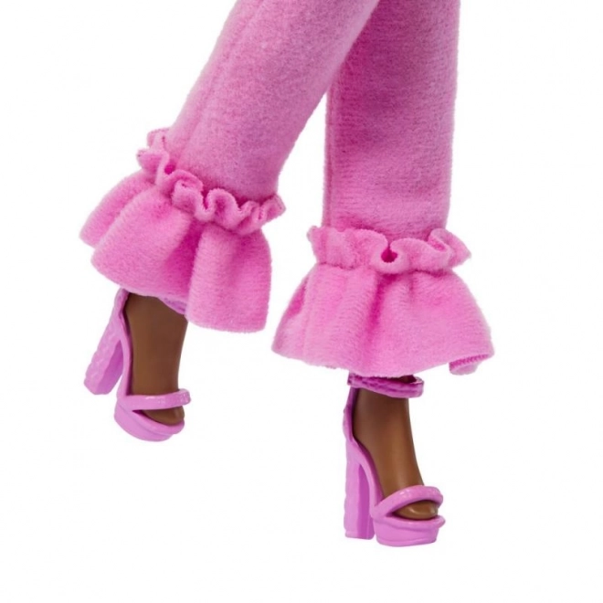 Barbie model in broekpak