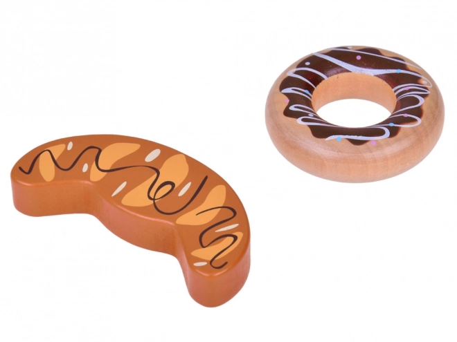 Houten mand vol met speeltaartjes