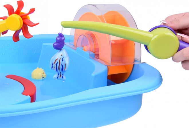 Blauwe watertafel met waterrad en visaccessoires