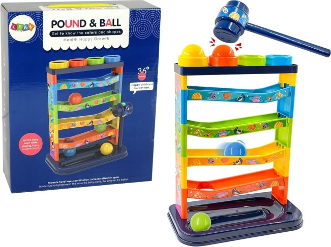 Kleurige ballenbaan met rammelaar en educatieve functie