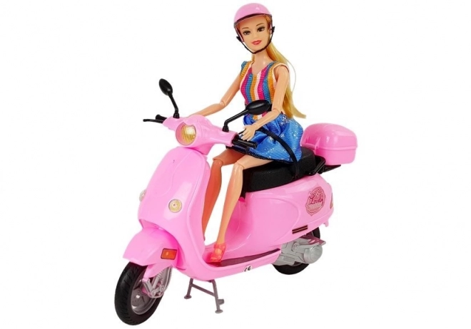 Pop op een roze scooter met helm, lang haar