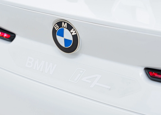 Kinderauto op batterij BMW i4 – Wit