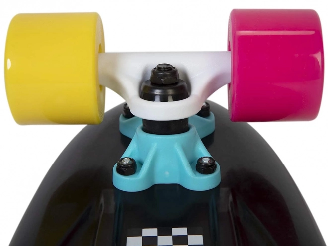 Kleurrijk retro pennyboard met dambordpatroon