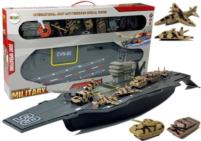 Groot vliegdekschip met militaire voertuigen 86 cm