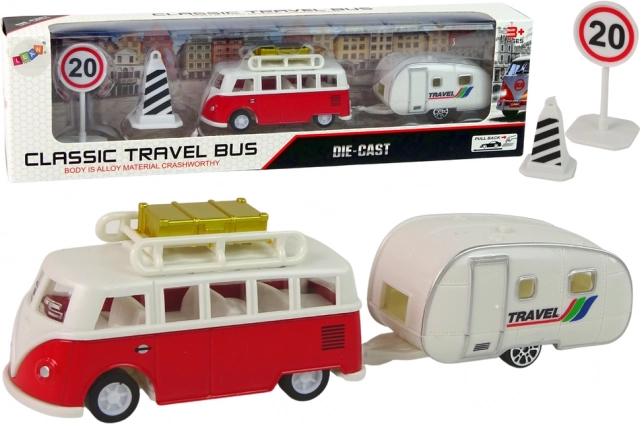 Bus met rode caravan