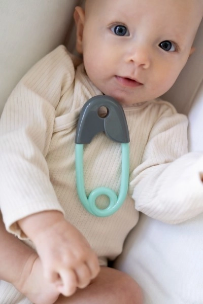 Babyrammelaar speeld
