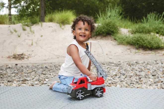 Auto Truxx 2 brandweer spuitende water plastic 29cm met figuurtje