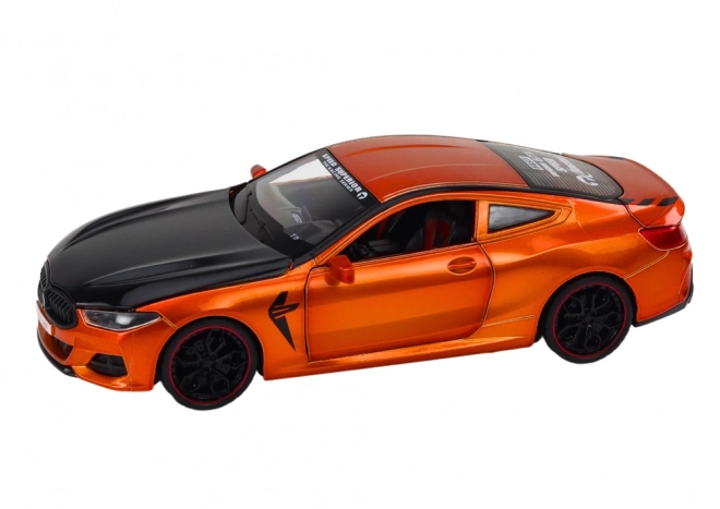 Metalen sportmodel met wrijvingsaandrijving en opengaande elementen 1:24 oranje