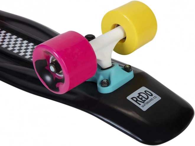 Kleurrijk retro pennyboard met dambordpatroon
