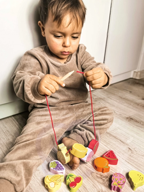 Houten rijgblokken met fruit