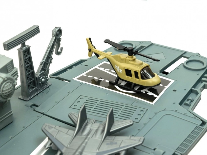 Groot militair vliegdekschip met vliegtuigen en voertuigen