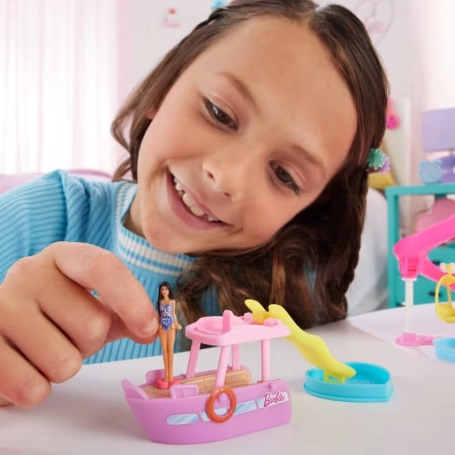 Mini BarbieLand-set met Barbie-figuur en voertuig