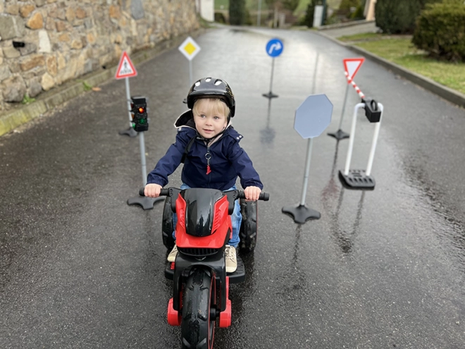 Realistisch spel met loopfietsen en motoren