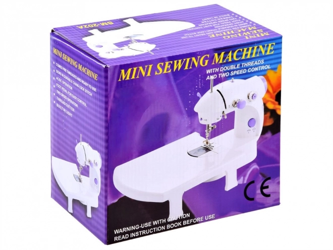 Mini naaimachine met voetpedaal en tafel