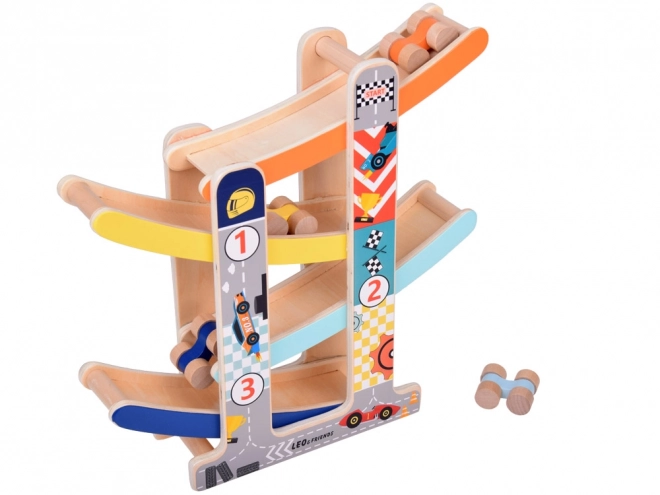 Houten autoracebaan met glijbaan